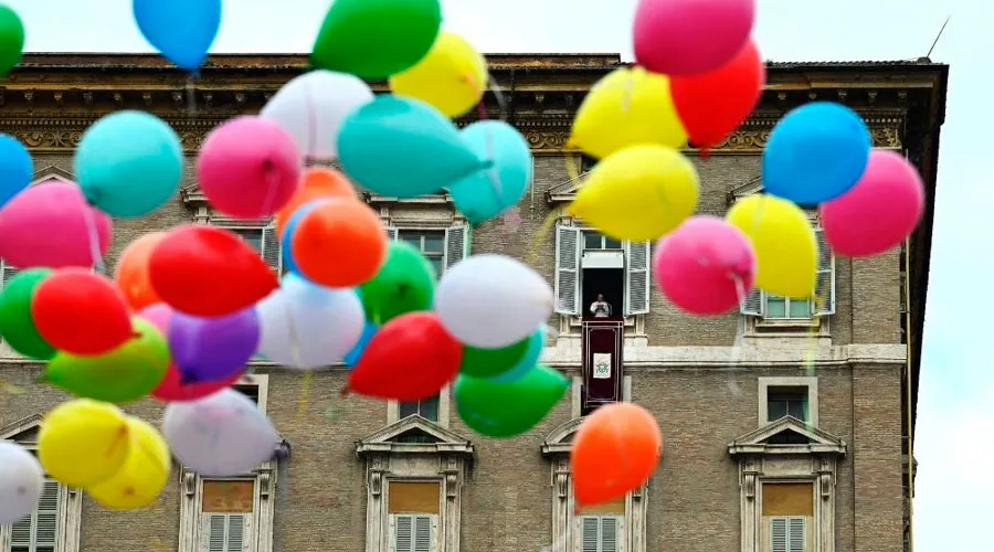 Los niños que participan en una iniciativa de Acción Católica ayudaron a soltar globos de colores al final del Ángelus el 30 de enero de 2022. |  / Crédito: Vatican Media