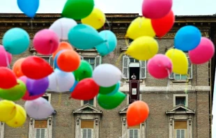 Los niu00f1os que participan en una iniciativa de Acciu00f3n Catu00f3lica ayudaron a soltar globos de colores al final del u00c1ngelus el 30 de enero de 2022. |  / Cru00e9dito: Vatican Media 