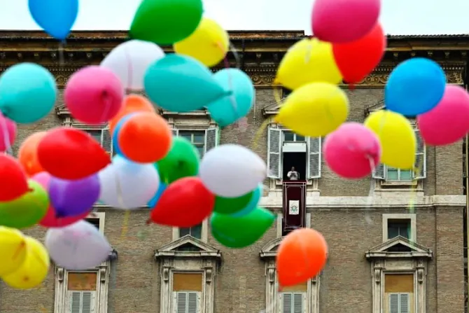 ¿Por qué el Vaticano se llenó de globos de colores este domingo? 
