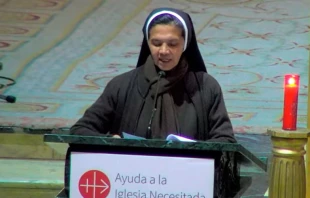 La Hermana Gloria Cecilia Narvu00e1ez en la Noche de los Testigos de ACN. Cru00e9dito: Arquidiu00f3cesis de Madrid 