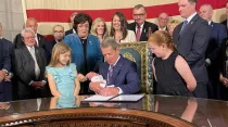 El gobernador de Nebraska, Jim Pillen, promulgó el 22 de mayo  una ley que prohíbe el aborto de 12 semanas y la cirugía de "cambio de sexo" en menores. Crédito: Twitter del Gobernador de Nebraska