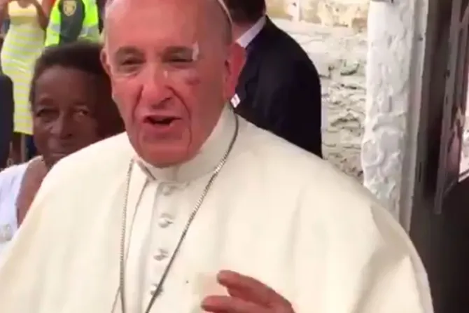 VIDEO: Así bromeó el Papa Francisco con su golpe en Cartagena