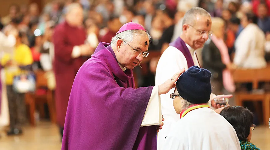Mons. José Gomez impone las cenizas en una fiel en la Catedral de Los Ángeles en 2015. Foto: Arquidiócesis de Los Ángeles?w=200&h=150