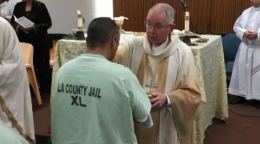 Mons. José Gomez le da la comunión a uno de los presos de la cárcel que visitó. Foto: LA County's Sheriff Department?w=200&h=150