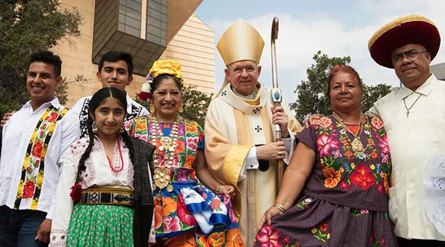 Mons. José Gómez, Arzobispo de Los Ángeles, con algunos inmigrantes hispanos. Foto Facebook Archbishop José Gomez?w=200&h=150