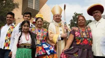 Mons. José Gómez, Arzobispo de Los Ángeles, con algunos inmigrantes hispanos. Foto Facebook Archbishop José Gomez