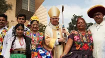 Mons. José Gomez y un grupo de fieles de origen hispano. Foto: Facebook Archbishop José H. Gomez