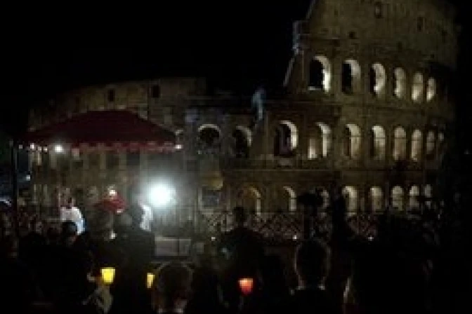 El Papa durante el Via Crucis: "Dios lee en el libro abierto de nuestro frágil corazón"
