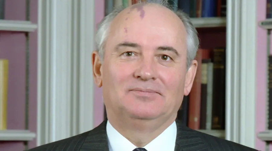 ¿Mijail Gorbachov se bautizó como católico en secreto durante una visita a Asís? 