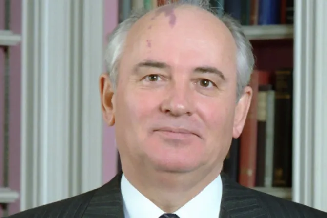 ¿Mijail Gorbachov se bautizó como católico en secreto durante una visita a Asís? 