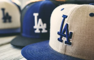 Una vista de una colecciu00f3n de gorras de bu00e9isbol de Los Angeles Dodgers de color azul. Cru00e9dito: The Image Party / Shutterstock. 