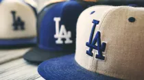 Una vista de una colección de gorras de béisbol de Los Angeles Dodgers de color azul. Crédito: The Image Party / Shutterstock.