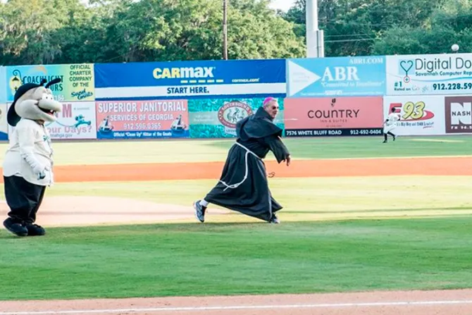 Obispo asombra con destreza para lanzar en partido de béisbol solidario en Estados Unidos
