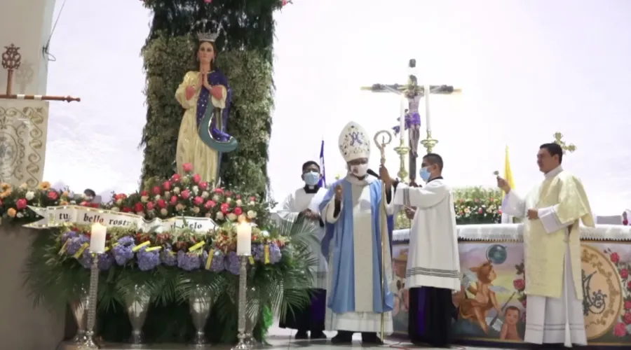 El Cardenal Leopoldo Brenes realiza el tradicional grito de “¿Quién causa tanta alegría?” en la Catedral de Managua, la noche del 7 de diciembre de 2022. Crédito: YouTube / Arquidiócesis de Managua.?w=200&h=150