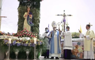 El Cardenal Leopoldo Brenes realiza el tradicional grito de u201cu00bfQuiu00e9n causa tanta alegru00eda?u201d en la Catedral de Managua, la noche del 7 de diciembre de 2022. Cru00e9dito: YouTube / Arquidiu00f3cesis de Managua. 
