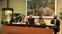El Cardenal Vincent Nichols muestra el libro entregado al Papa Francisco con acciones necesarias en la lucha contra el tráfico humano. Crédito: Almudena Martínez-Bordiú