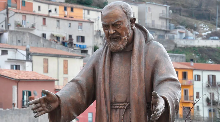Estatua del Padre Pío. Créditos: RiccardoT - Wikimedia Commons (CC BY 3.0)