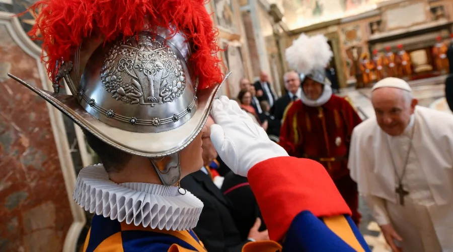 Nuevo guardia suizo saluda al Papa Francisco. Crédito: Vatican Media?w=200&h=150