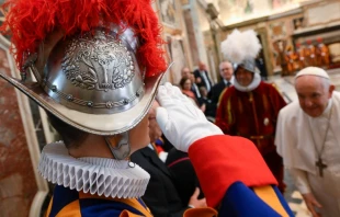 Nuevo guardia suizo saluda al Papa Francisco. Cru00e9dito: Vatican Media 