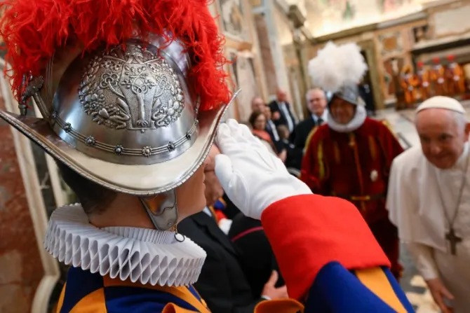 El Papa pide a nuevos guardias suizos dar testimonio de fe durante su misión en el Vaticano