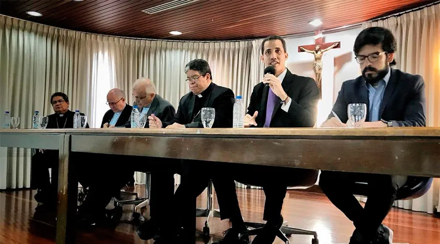 Obispos de Venezuela en la sede de la Conferencia Episcopal (CEV) junto a Juan Guaidó / Crédito: Twitter de Juan Guaidó