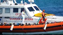 Guardia Costera italiana trabajando en el rescate de migrantes. Crédito: Shutterstock