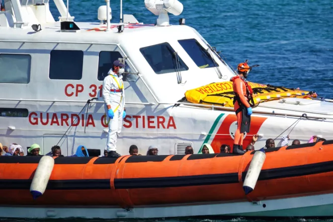 Naufragio deja más de 50 migrantes muertos en Italia: La Iglesia expresa dolor