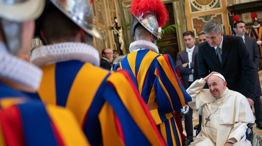 Papa Francisco con la Guardia Suiza. Foto: Vatican Media?w=200&h=150