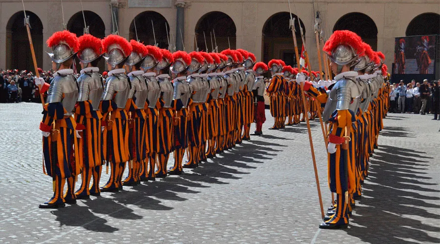 Efectivos de la Guardia Suiza en el Vaticano. Foto: ACI Prensa
