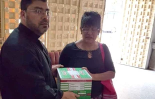 P. Guillermo Gutiu00e9rrez entrega una de las despensas. Cru00e9dito: Cortesu00eda P. Gustavo Gutiu00e9rrez. 