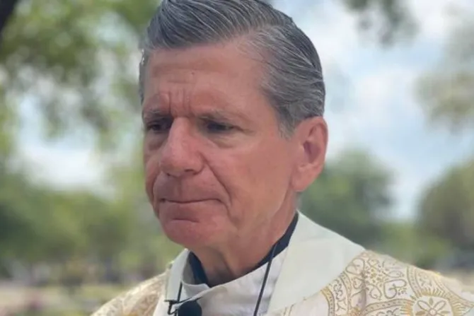 Arzobispo denuncia “idolatría” de las armas tras masacre en Texas