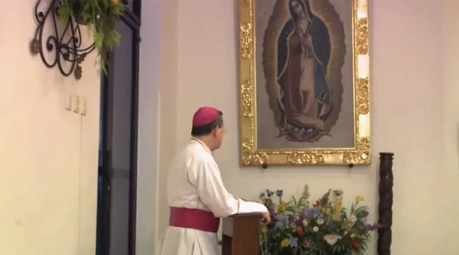 Mons. Gustavo Rodríguez Vega reza ante la imagen de la Virgen de Guadalupe. Crédito: Captura de video / Arquidiócesis de Yucatán.