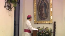 Mons. Gustavo Rodru00edguez Vega reza ante la imagen de la Virgen de Guadalupe. Cru00e9dito: Captura de video / Arquidiu00f3cesis de Yucatu00e1n.