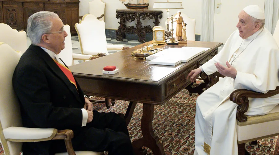 El Papa Francisco con Guzmán Carriquiry Lecour. Foto: Vatican Media
