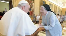 Papa Francisco con Hijas de la Caridad Canossianas. Crédito: Vatican Media