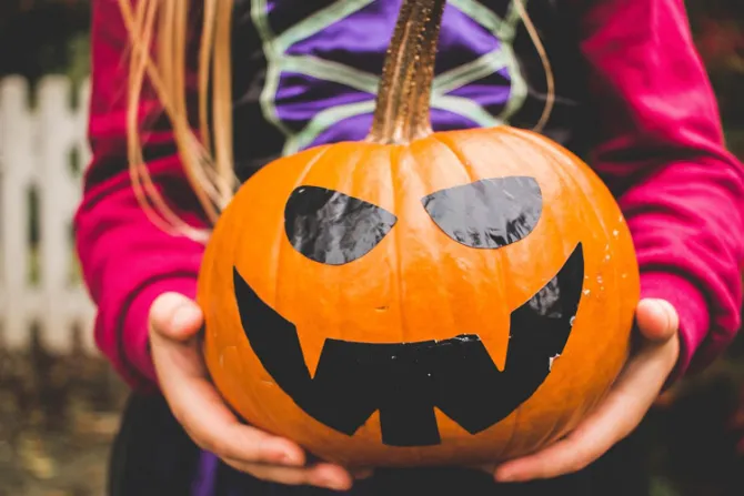 Niños golpearon a monaguillo que los encaró por celebrar Halloween