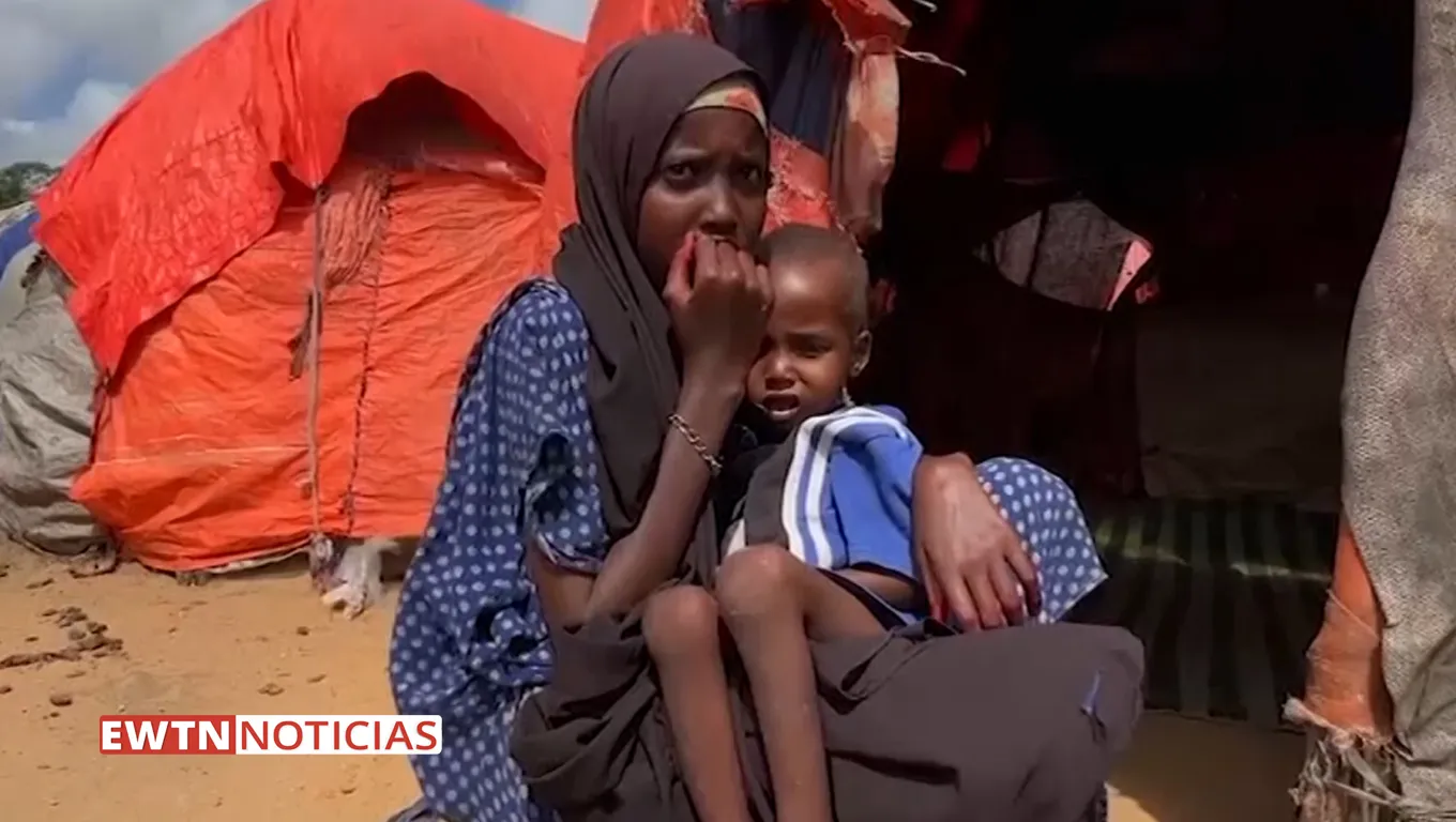 Desplazados en Somalia sufriendo por la hambruna. Crédito: EWTN Noticias