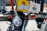 El Papa Francisco dona moto Harley-Davidson a Cáritas y envía 200 euros a anciana