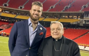 Harrison Butker y el Cardenal Raymond Burke (2023). Cru00e9dito: Cortesu00eda de Austin Quick 