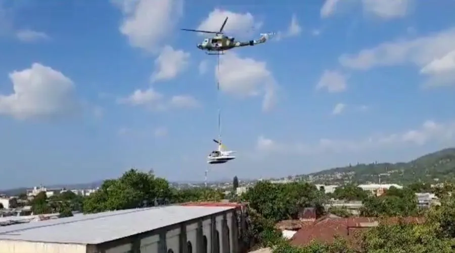 Un helicóptero de las fuerzas armadas retira el helicóptero de la policía que cayó sobre la Iglesia de La Merced. Crédito: PNC El Salvador?w=200&h=150