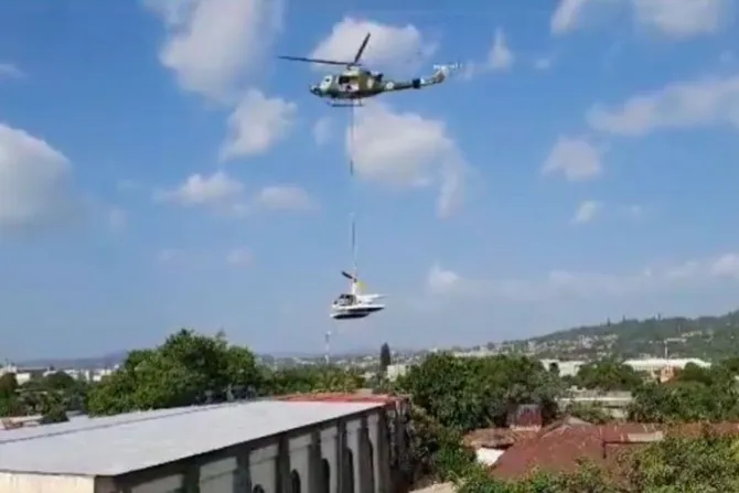 Helicóptero de la Policía cae sobre el techo de una iglesia católica en El Salvador