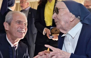 La hermana Andru00e9 Rendon con Hubert Falco, alcalde de Toulon. Cru00e9dito: Twitter oficial de Hubert Falco 