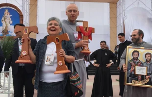 Hermana Marlene Trelles con las reliquias de Miguel Tomaszek y Zbigniew Strzalkowski en las manos, junto a dos franciscanos conventuales asistentes a la beatificaciu00f3n. Foto: David Ramos / ACI Prensa. 