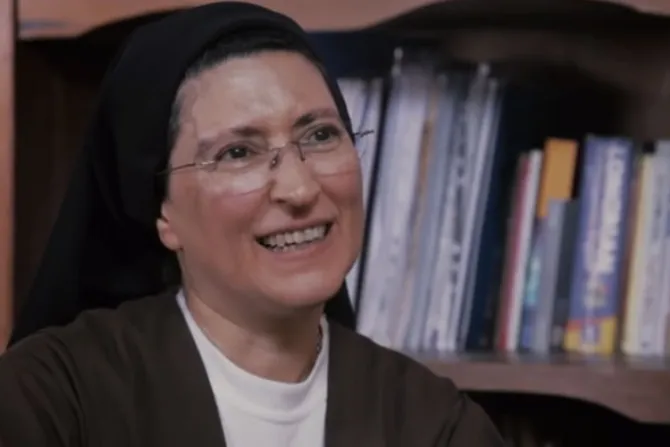 Papa Francisco alienta trabajo de monja que dignifica a personas transexuales