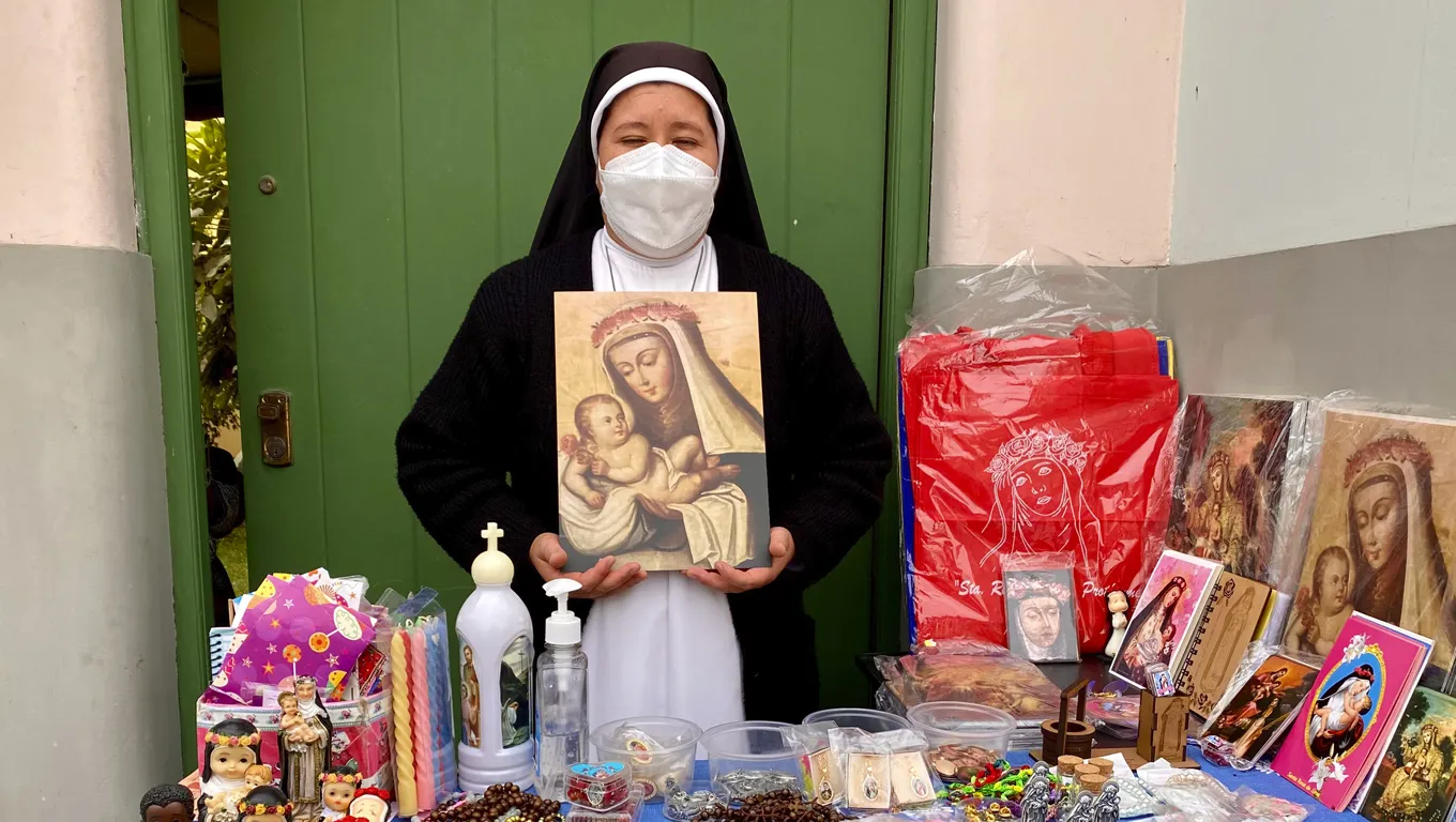 Integrante de la Congregación Hermanas Dominicas de Santa Rosa de Lima vendiendo estampas en el Santuario limeño de la Santa. Crédito: Abel Camasca - ACI?w=200&h=150