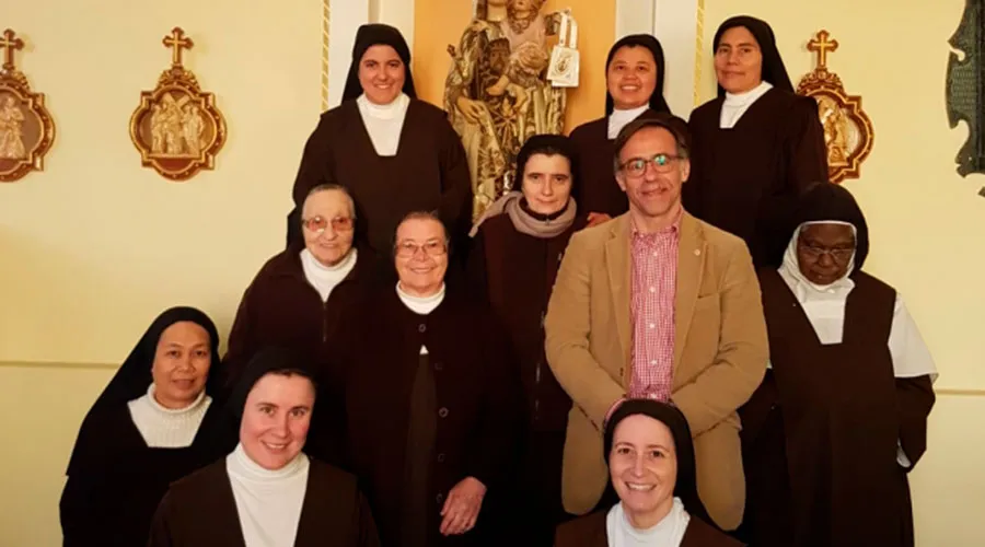 Antonio Irastorza y las hermanas de la comunidad carmelita de Tánger. Crédito: Antonio Irastorza?w=200&h=150