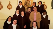 Antonio Irastorza y las hermanas de la comunidad carmelita de Tánger. Crédito: Antonio Irastorza