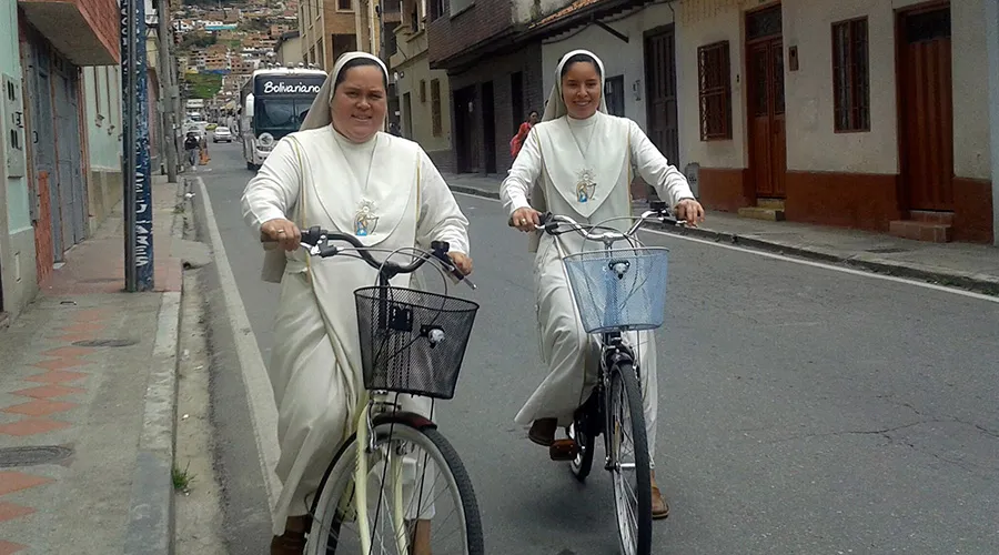 Conoce a las jóvenes monjas que evangelizan Colombia en bicicleta