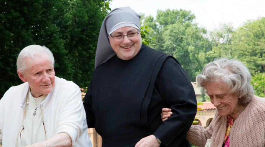 La hermana Constance Veit junto a dos ancianas residentes / Crédito: Cortesía de Little Sisters of the Poor y Becket?w=200&h=150