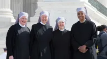 Hermanitas de los Pobres en las afueras de la Corte Suprema de Estados Unidos / thelittlesistersofthepoor.com 
